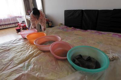 高邮楼上漏水，住户失联，小区没物管，业主维权难！律师来支招……